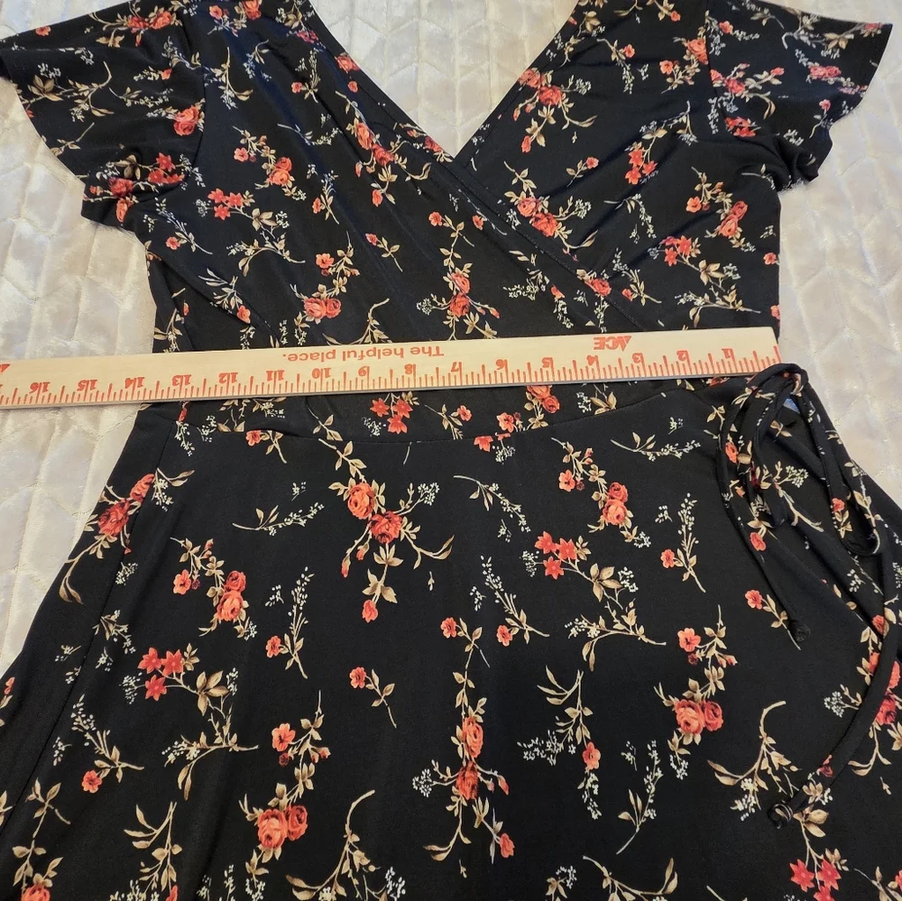 Kaileigh Dark Floral Wrap Mini Dress Size M - Picture 8 of 10